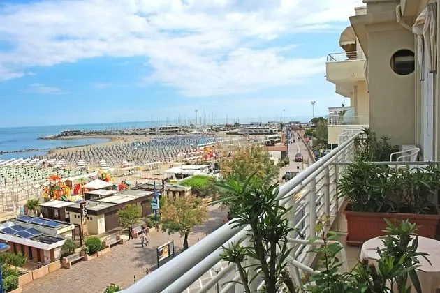 Tek Büyük veya İki Ayrı Yataklı Oda, Balkon, Deniz Manzaralı