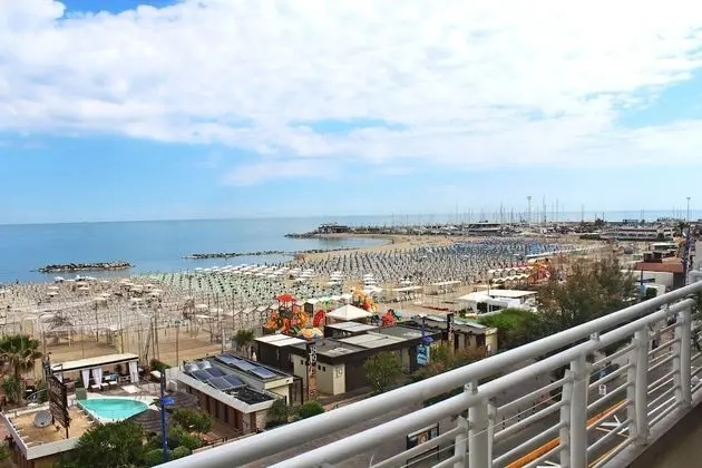 Tek Büyük veya İki Ayrı Yataklı Oda, Balkon, Deniz Manzaralı