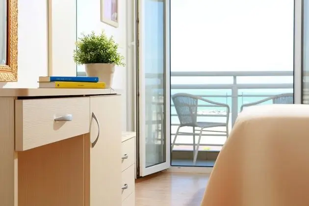 Tek Büyük veya İki Ayrı Yataklı Oda, Balkon, Deniz Manzaralı