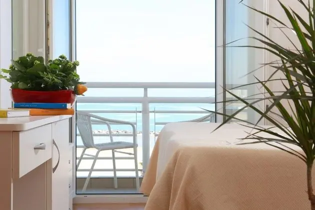 Tek Büyük veya İki Ayrı Yataklı Oda, Balkon, Deniz Manzaralı