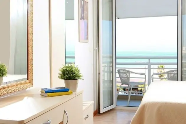 Tek Büyük veya İki Ayrı Yataklı Oda, Balkon, Deniz Manzaralı
