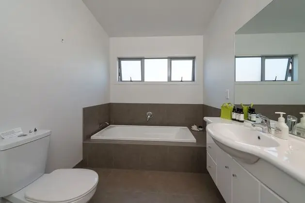Oda, 1 Büyük (Queen) Boy Yatak, Ortak Banyo
