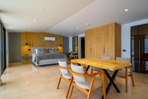 Penthouse Suit, Deniz Manzaralı, Jakuzili ve Teraslı