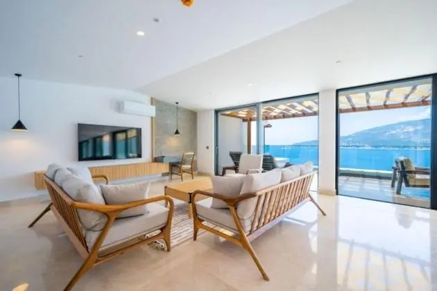 Penthouse Suit, Deniz Manzaralı, Jakuzili ve Teraslı