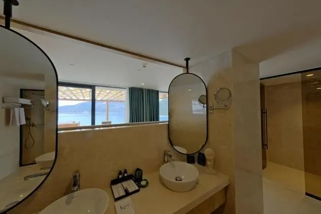 Penthouse Suit, Deniz Manzaralı, Jakuzili ve Teraslı