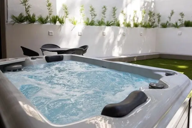 Suite with private garden and Hot Tub