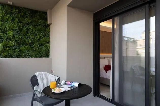 1-Bedroom Suite with Jacuzzi