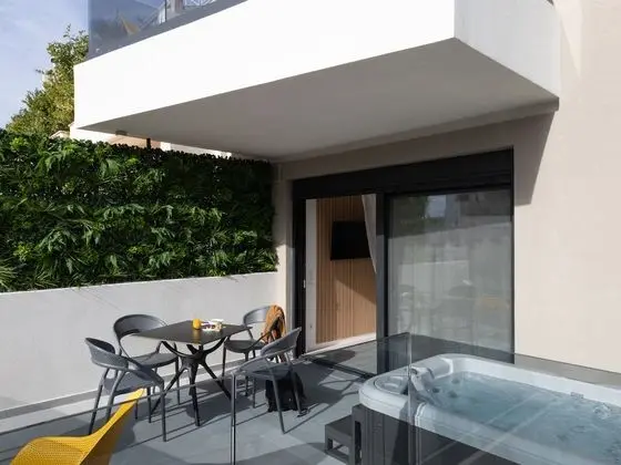 1-Bedroom Suite with Jacuzzi