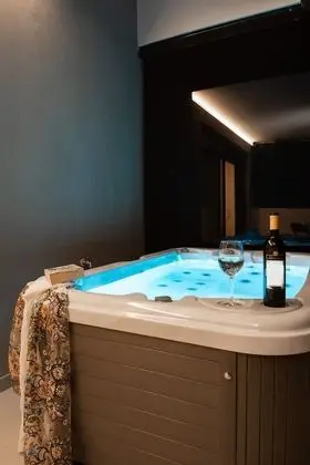 1-Bedroom Suite with Jacuzzi