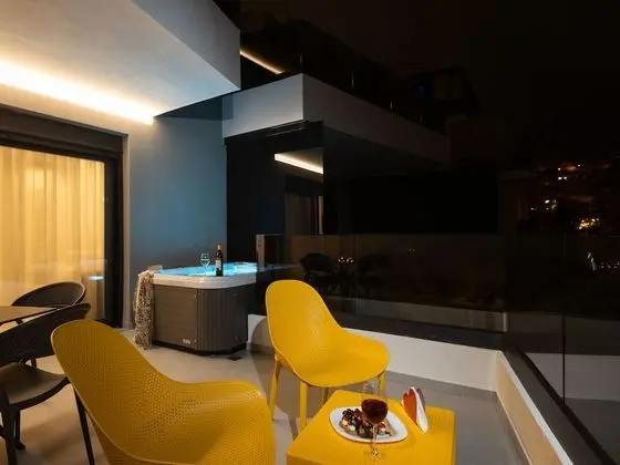 1-Bedroom Suite with Jacuzzi
