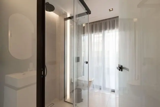 1-Bedroom Suite with Jacuzzi