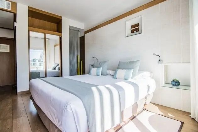 Tek Büyük Yataklı Oda, Balkon (Includes Rental Car)