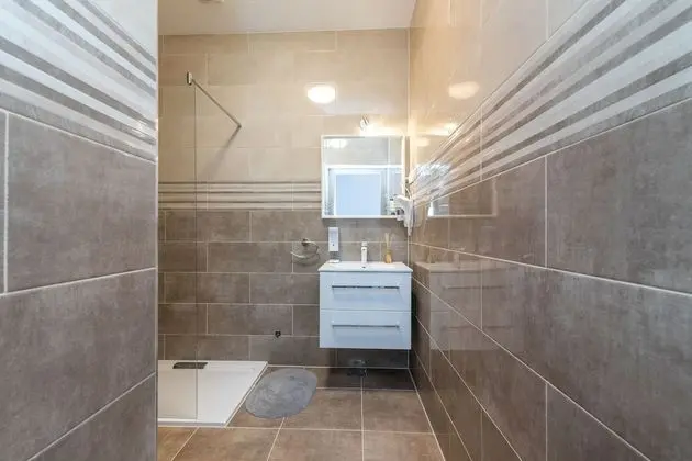 Deluxe Tek Büyük Yataklı Oda (Ground Floor)