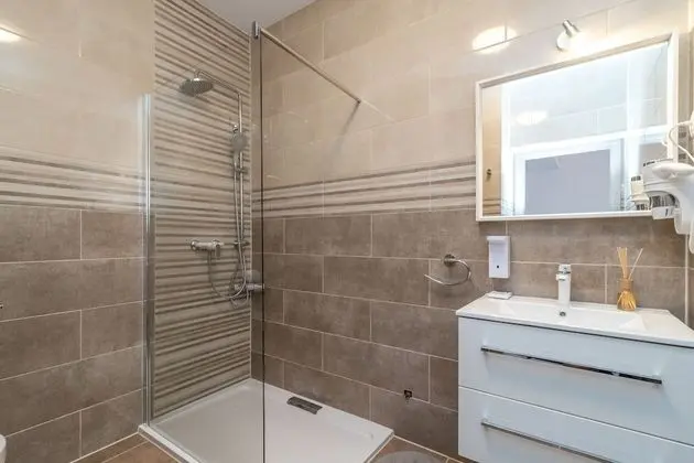 Deluxe Tek Büyük Yataklı Oda (Ground Floor)