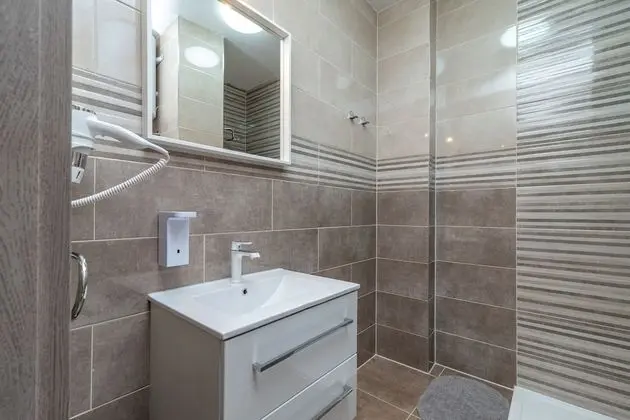 Deluxe Tek Büyük Yataklı Oda (Ground Floor)