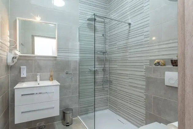 Deluxe Tek Büyük Yataklı Oda (Ground Floor)