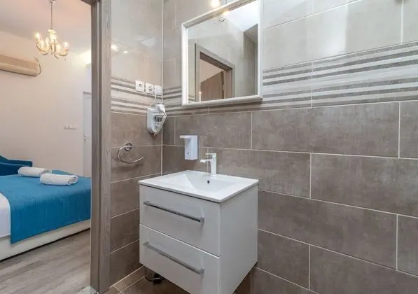 Deluxe Tek Büyük Yataklı Oda (Ground Floor)