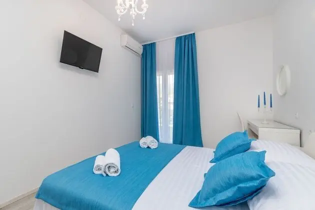 Deluxe Tek Büyük Yataklı Oda (Rooms 3, 6, 7, First Floor)