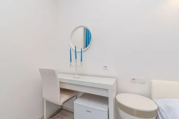 Deluxe Tek Büyük Yataklı Oda (Rooms 3, 6, 7, First Floor)