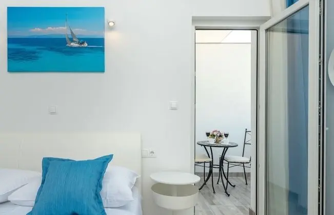 Deluxe Tek Büyük Yataklı Oda (Rooms 3, 6, 7, First Floor)