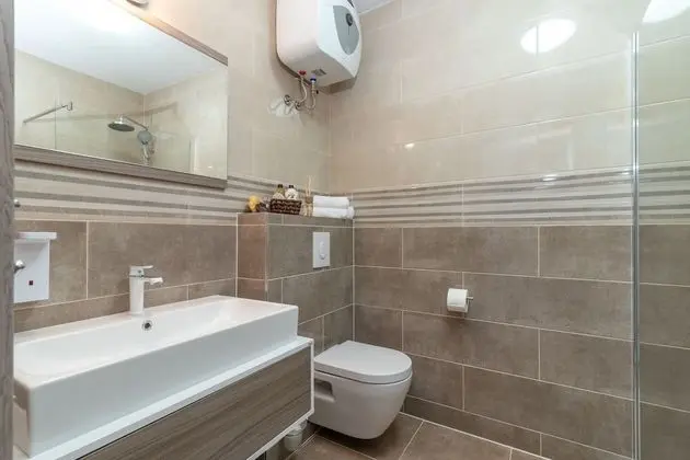 Deluxe Tek Büyük Yataklı Oda (Rooms 3, 6, 7, First Floor)