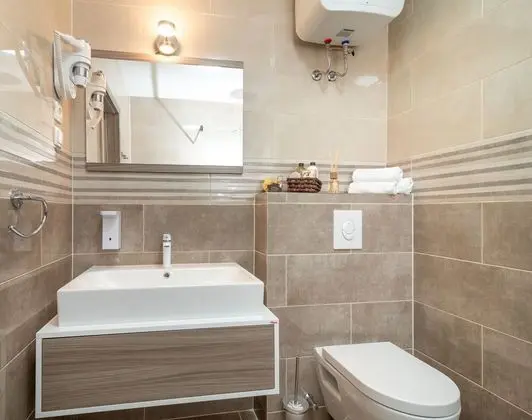 Deluxe Tek Büyük Yataklı Oda (Rooms 3, 6, 7, First Floor)