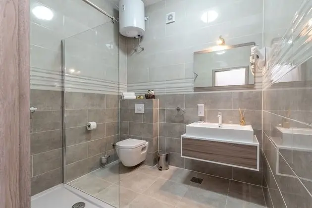 Deluxe Tek Büyük Yataklı Oda (Rooms 3, 6, 7, First Floor)