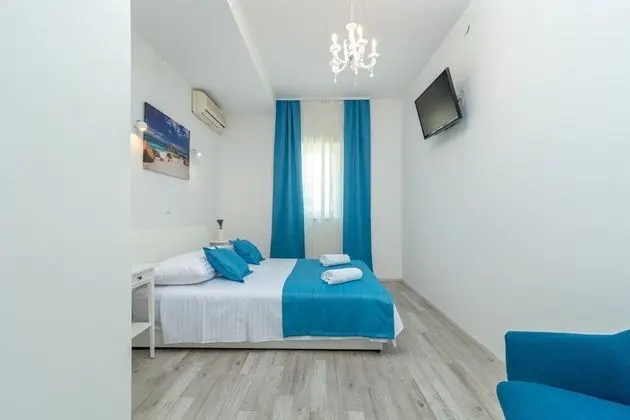 Deluxe Tek Büyük Yataklı Oda (Rooms 4, 5, First Floor)