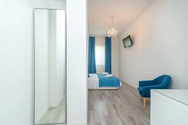 Deluxe Tek Büyük Yataklı Oda (Rooms 4, 5, First Floor)