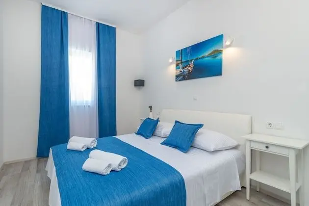 Deluxe Tek Büyük Yataklı Oda (Rooms 4, 5, First Floor)