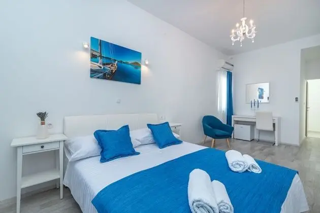 Deluxe Tek Büyük Yataklı Oda (Rooms 4, 5, First Floor)