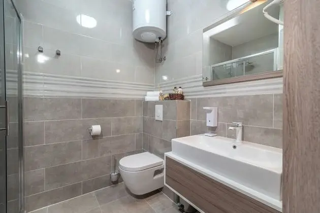 Deluxe Tek Büyük Yataklı Oda (Rooms 4, 5, First Floor)