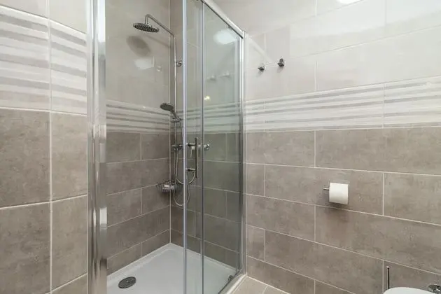 Deluxe Tek Büyük Yataklı Oda (Rooms 4, 5, First Floor)