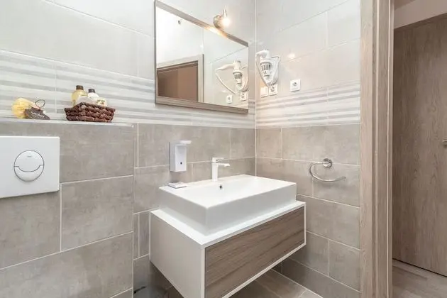 Deluxe Tek Büyük Yataklı Oda (Rooms 4, 5, First Floor)