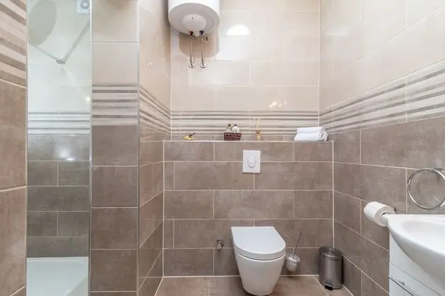 Deluxe Tek Büyük Yataklı Oda (Rooms 4, 5, First Floor)