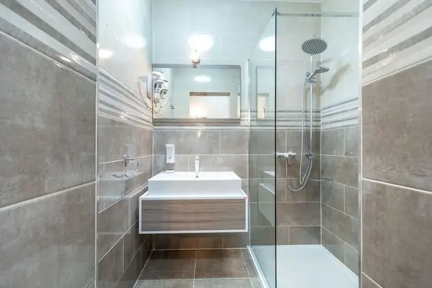 Deluxe Tek Büyük Yataklı Oda (Rooms 4, 5, First Floor)