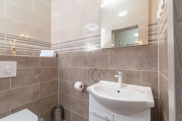 Deluxe Tek Büyük Yataklı Oda (Rooms 4, 5, First Floor)