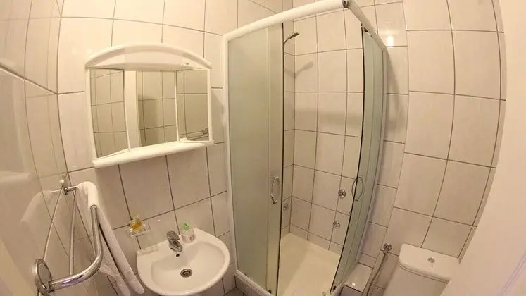 Üç Kişilik Oda
