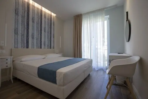 Deluxe Tek Büyük Yataklı Oda, Kısmi Deniz Manzaralı