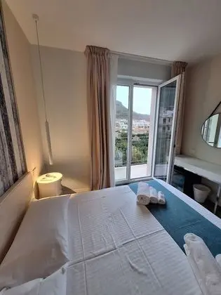 Deluxe Tek Büyük Yataklı Oda, Kısmi Deniz Manzaralı