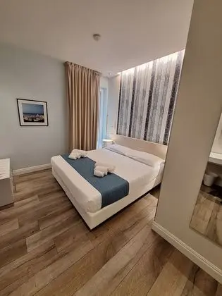 Deluxe Tek Büyük Yataklı Oda, Kısmi Deniz Manzaralı