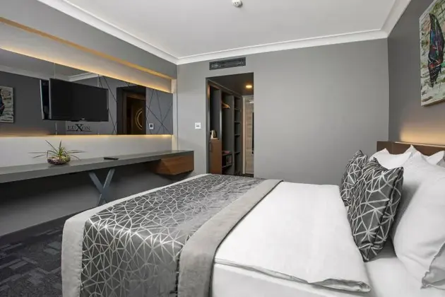 Deluxe Custom Tek Büyük Veya İki Ayrı Yataklı Balkonlu