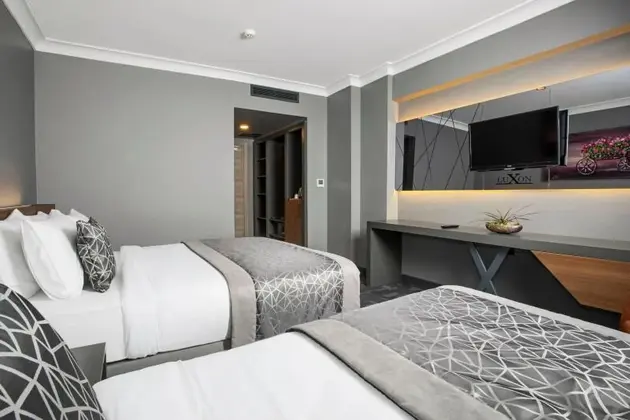 Deluxe Custom Tek Büyük Veya İki Ayrı Yataklı Balkonlu
