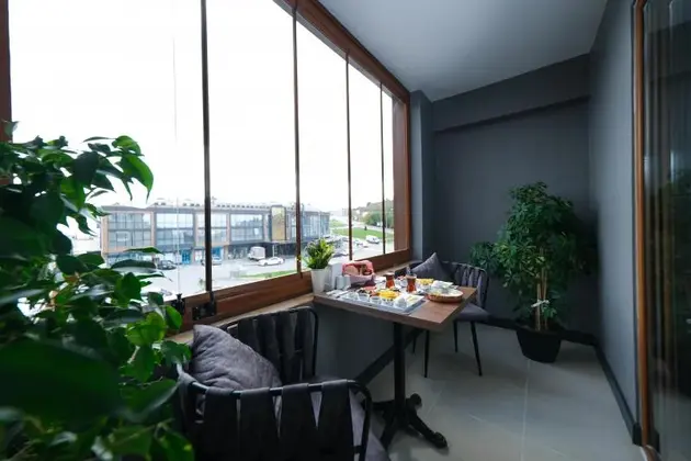 Deluxe Custom Tek Büyük Veya İki Ayrı Yataklı Balkonlu