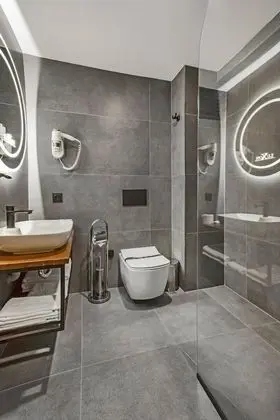 Deluxe Custom Tek Büyük Veya İki Ayrı Yataklı Balkonlu