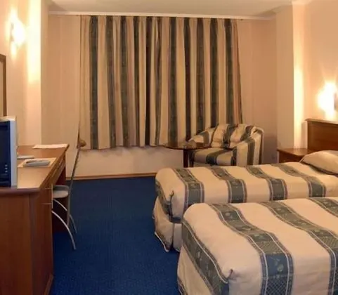 Tek Büyük veya İki Ayrı Yataklı Oda (Free Wifi, Fitness & Steam Bath)