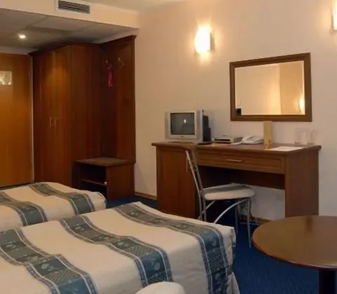 Tek Büyük veya İki Ayrı Yataklı Oda (Free Wifi, Fitness & Steam Bath)