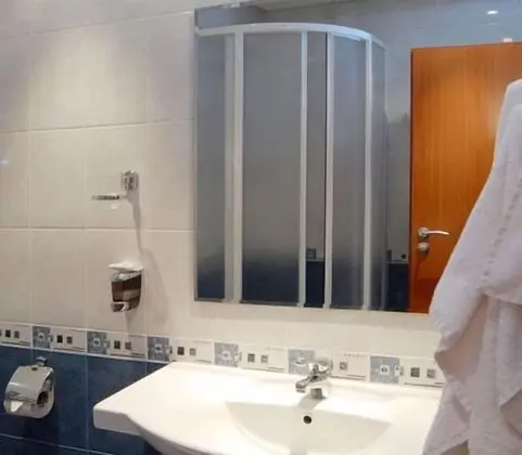 Tek Büyük veya İki Ayrı Yataklı Oda (Free Wifi, Fitness & Steam Bath)