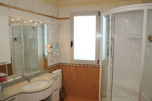 Tek Büyük Yataklı Oda, Kısmi Deniz Manzaralı (Charme)