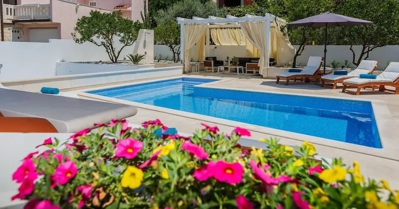 Luxury Stüdyo, 1 Büyük (Queen) Boy Yatak, Sigara İçilmez, Havuz Manzaralı